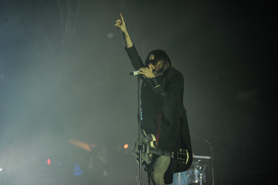 Jared Leto und Co. auf der Pressekonferenz, dann auf der Bühne. – 30 Seconds To Mars.