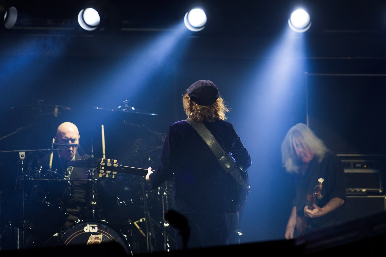 AC/DC – Am Rhein gaben Angus Young, Axl Rose und Co. ihr vorerst letztes Konzert der "Rock Or Bust"-Europatour. – Chris Slade an den Drums und Basser Cliff Williams.
