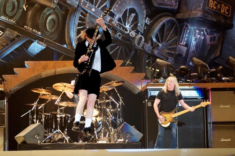 AC/DC am 7. März 2009 im ISS Dome Düsseldorf. – Cliff Williams am Bass (ganz rechts)