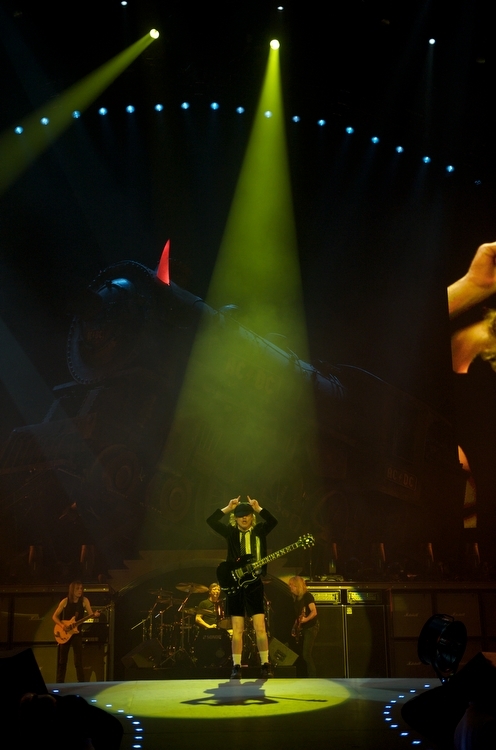 AC/DC am 7. März 2009 im ISS Dome Düsseldorf. – Ganz links: Malcolm Young, Rhythmus-Gitarre