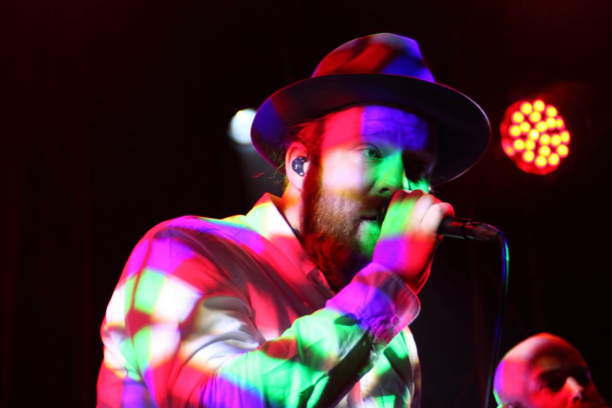 Alex Clare – It feels like he came really close that night! – Eine bunte Angelegenheit.