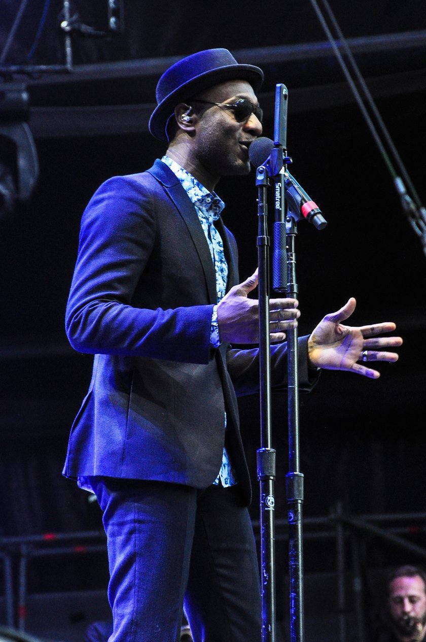Aloe Blacc – He Needs A Dollar – der Pop-Genrecrosser live beim Moon And Stars Festival in Locarno. – … schließlich kennt fast jeder Zuschauer einen Song des Kaliforniers.