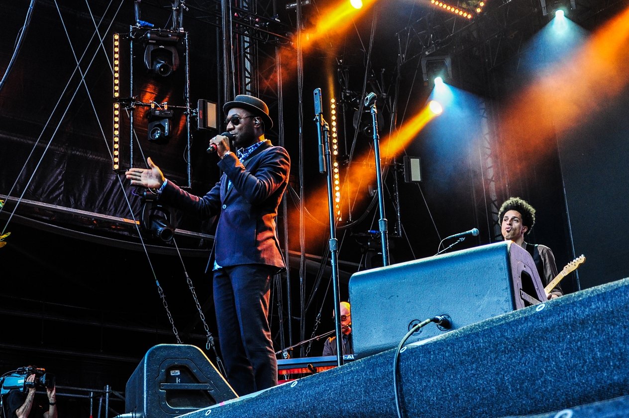 Aloe Blacc – He Needs A Dollar – der Pop-Genrecrosser live beim Moon And Stars Festival in Locarno. – … der das sommerliche Wetter in vollen Zügen auskostet. 