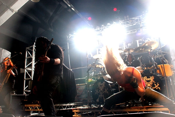 Arch Enemy – MIt doppelter Gitarrenmacht und jeder Menge Frauenpower. – 