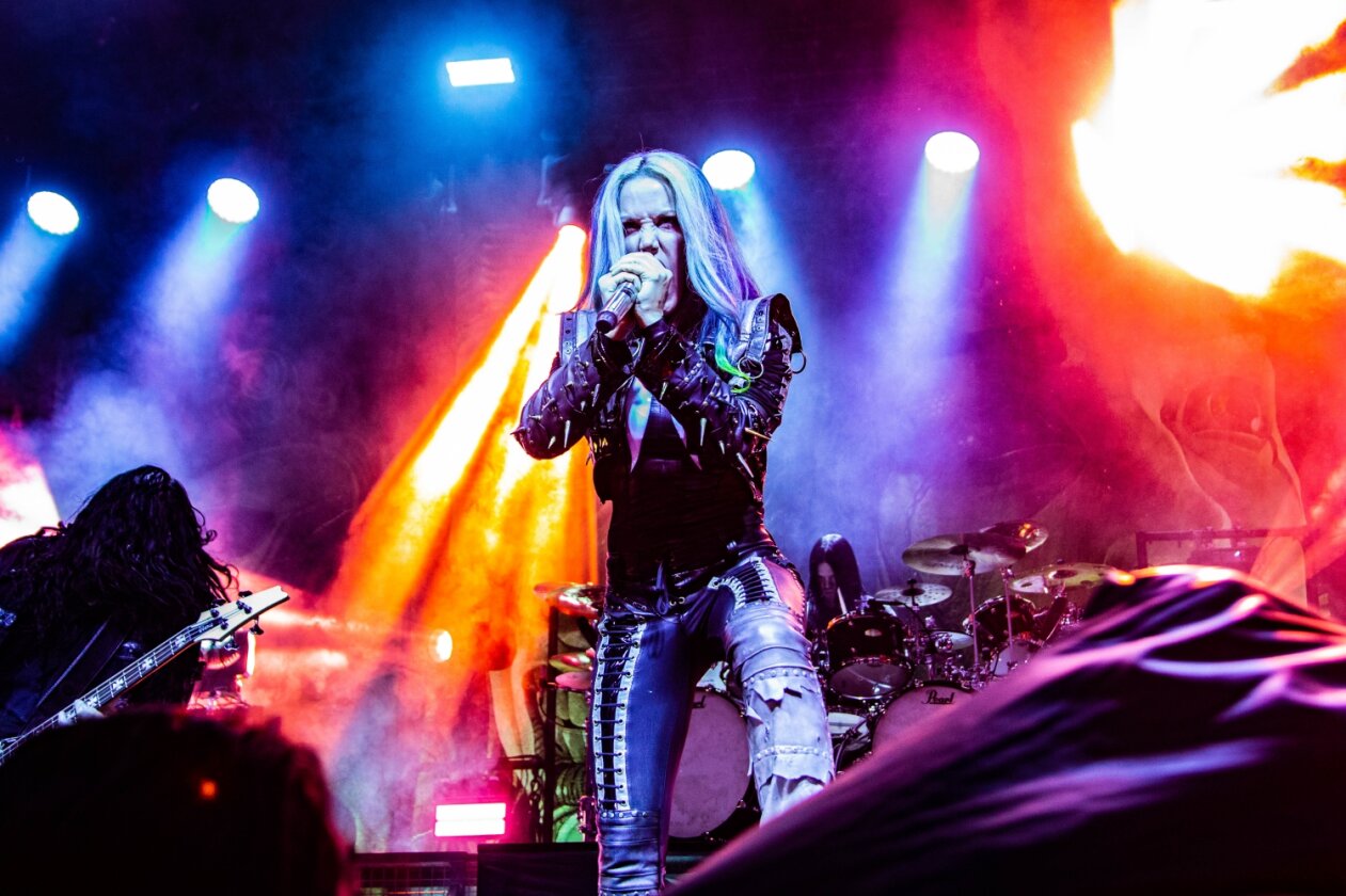 The European Siege Tour: Arch Enemy mit der neuen Platte "Deceivers" und Co-Headliner Behemoth. – Alissa in ihrem Element.
