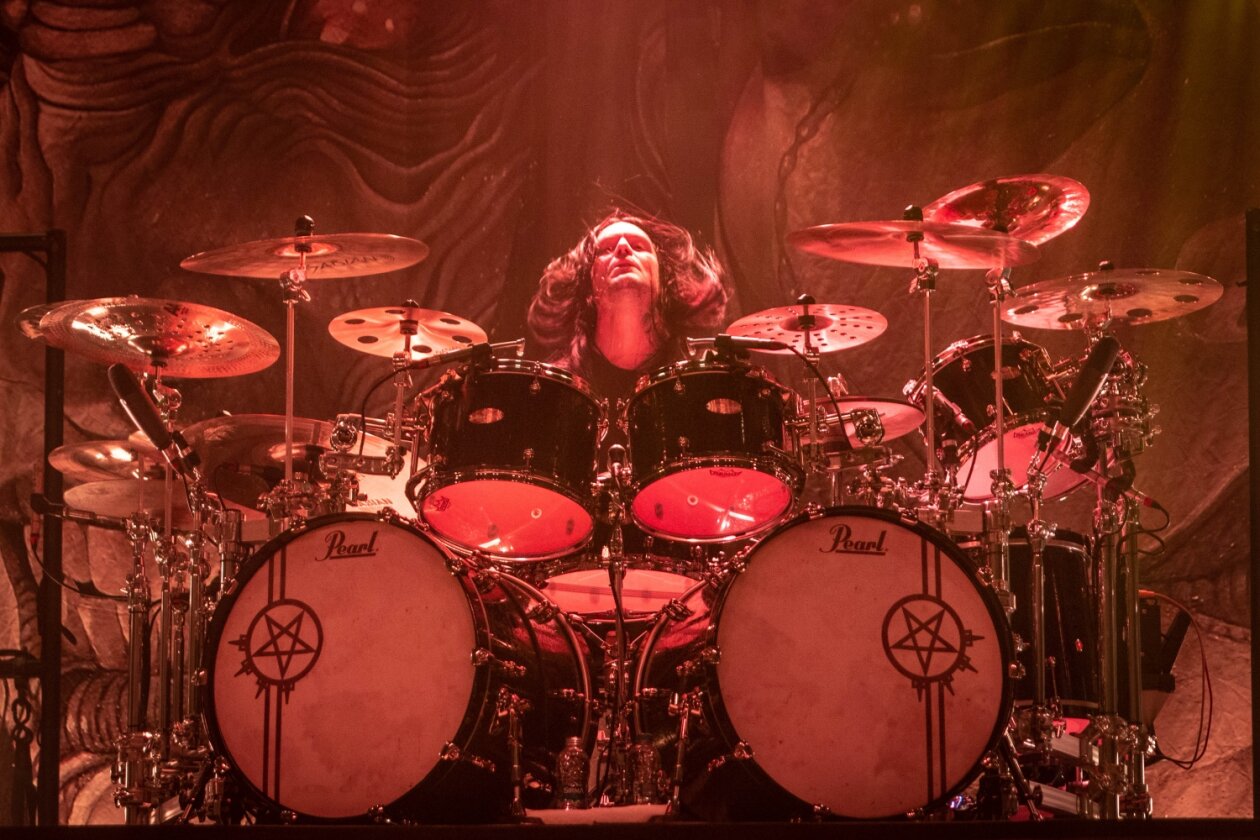 The European Siege Tour: Arch Enemy mit der neuen Platte "Deceivers" und Co-Headliner Behemoth. – Daniel Erlandsson am Schlagzeug.