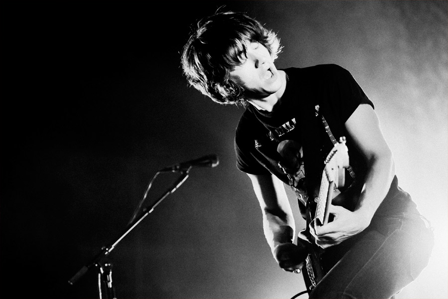 Arctic Monkeys – Sie sind eine Liveband. Daran lassen sie in Köln nicht den geringsten Zweifel. – Alex Turner geht ab.