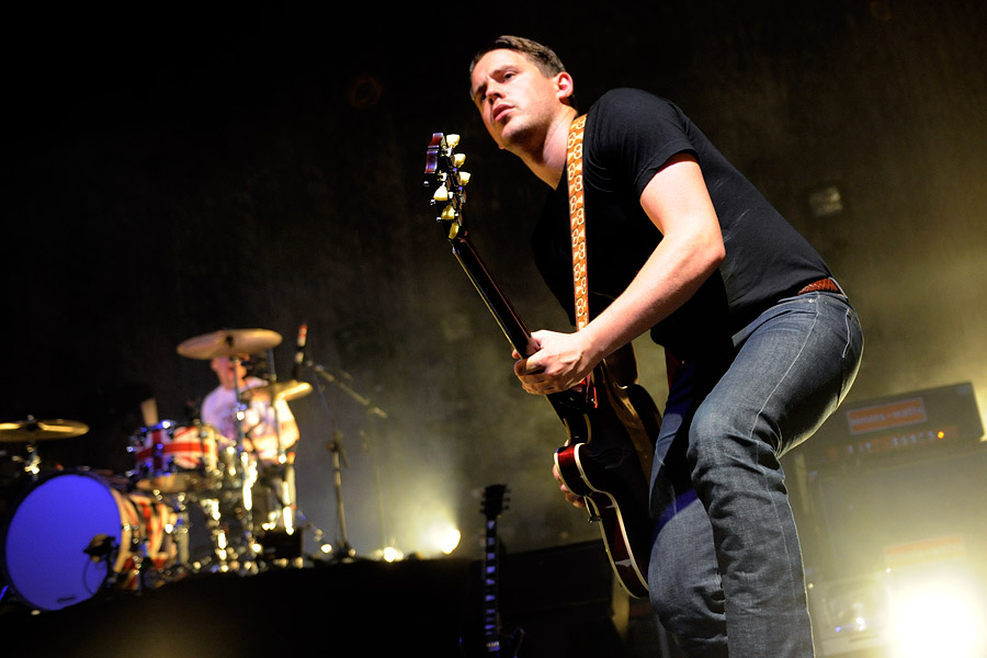 Arctic Monkeys – Sie sind eine Liveband. Daran lassen sie in Köln nicht den geringsten Zweifel. – ...an der Gitarre.