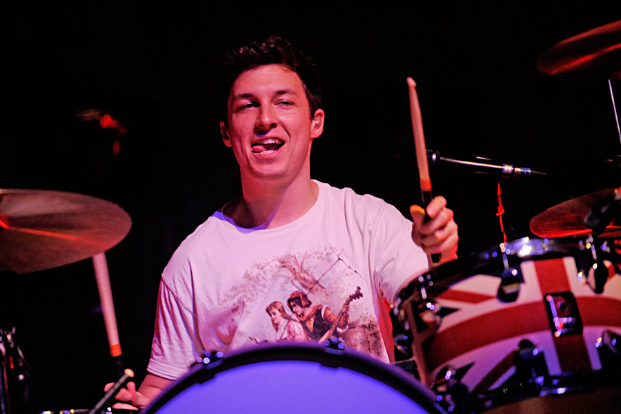 Arctic Monkeys – Sie sind eine Liveband. Daran lassen sie in Köln nicht den geringsten Zweifel. – Schlagzeuger Matt Helders keinen Zweifel daran.
