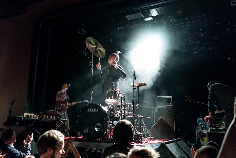 Battles – Live eine Wucht: Jon Stanier, Ian Williams und Dave Konopka. – Im Mittelpunkt.