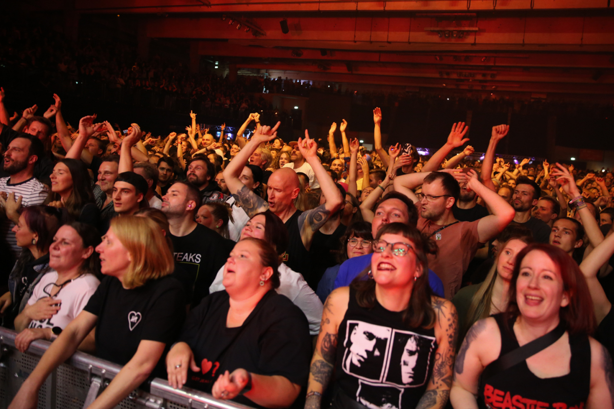 Arnim und Co. laden in den Moshpit: Dort geht's auch nach 30 Jahren noch zur Sache. – Die Beatsteaks live in Hamburg.