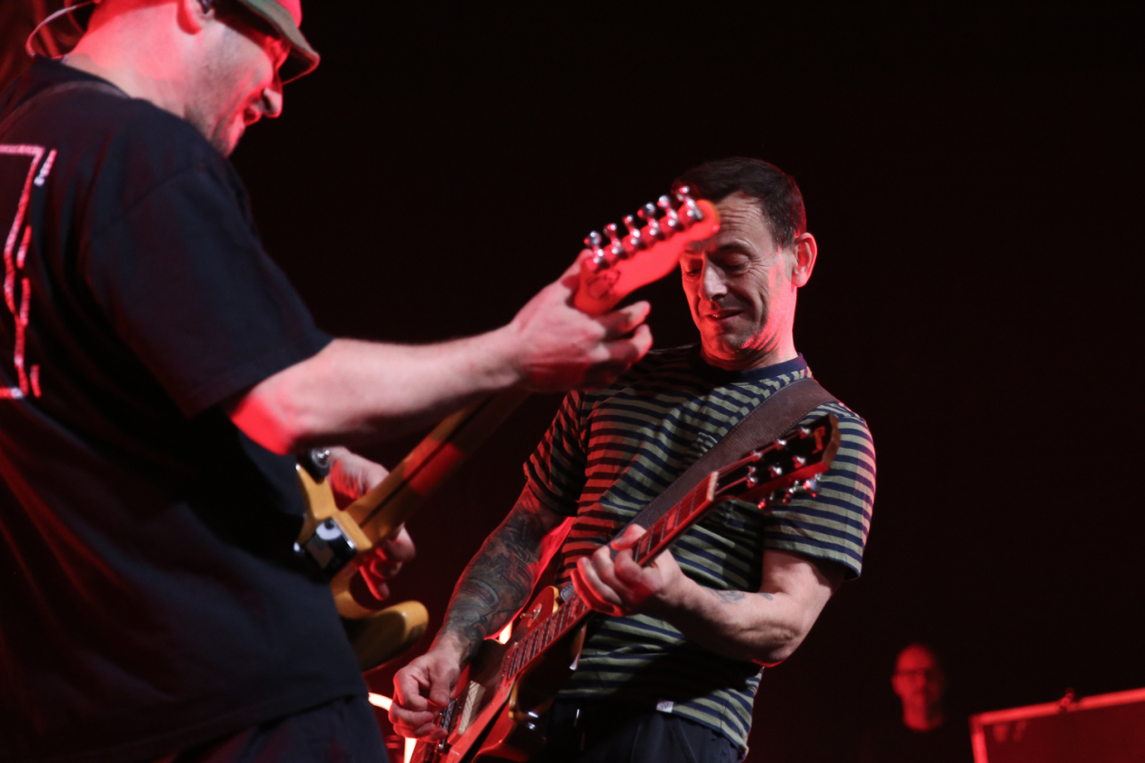 Arnim und Co. laden in den Moshpit: Dort geht's auch nach 30 Jahren noch zur Sache. – Die Beatsteaks live in Hamburg.