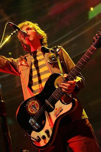 Beck bringt uns die Rockerpose zurück! – 