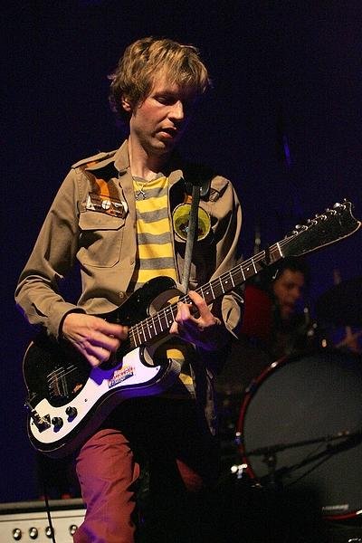 Beck bringt uns die Rockerpose zurück! – 