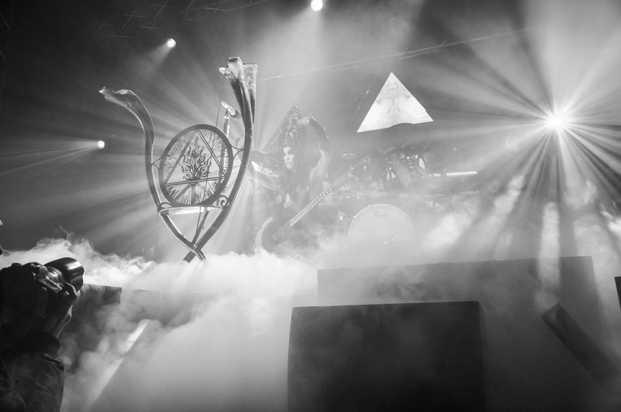 Behemoth – Die polnische Black-/Death-Institution auf "Ecclesia Diabolica Evropa"-Tournee. – Nebel.