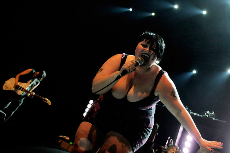 Beth Ditto und Anhang 2009 im Kölner E-Werk: Ein Erlebnis. – Gossip live in Köln: Beth Ditto, Brace Paine und Hannah Blilie spielen ...