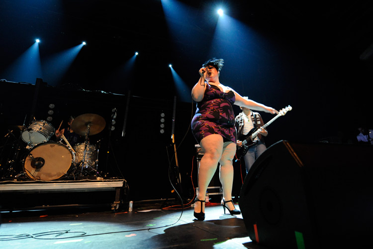 Beth Ditto und Anhang 2009 im Kölner E-Werk: Ein Erlebnis. – Kurzerhand improvisiert Beth ein Cover von Tina Turner: