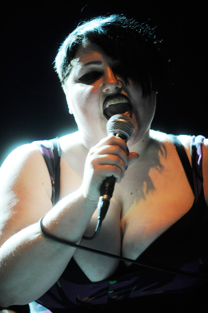 Beth Ditto und Anhang 2009 im Kölner E-Werk: Ein Erlebnis. – Nach wenigen Minuten stürzt die Anlage ab ...