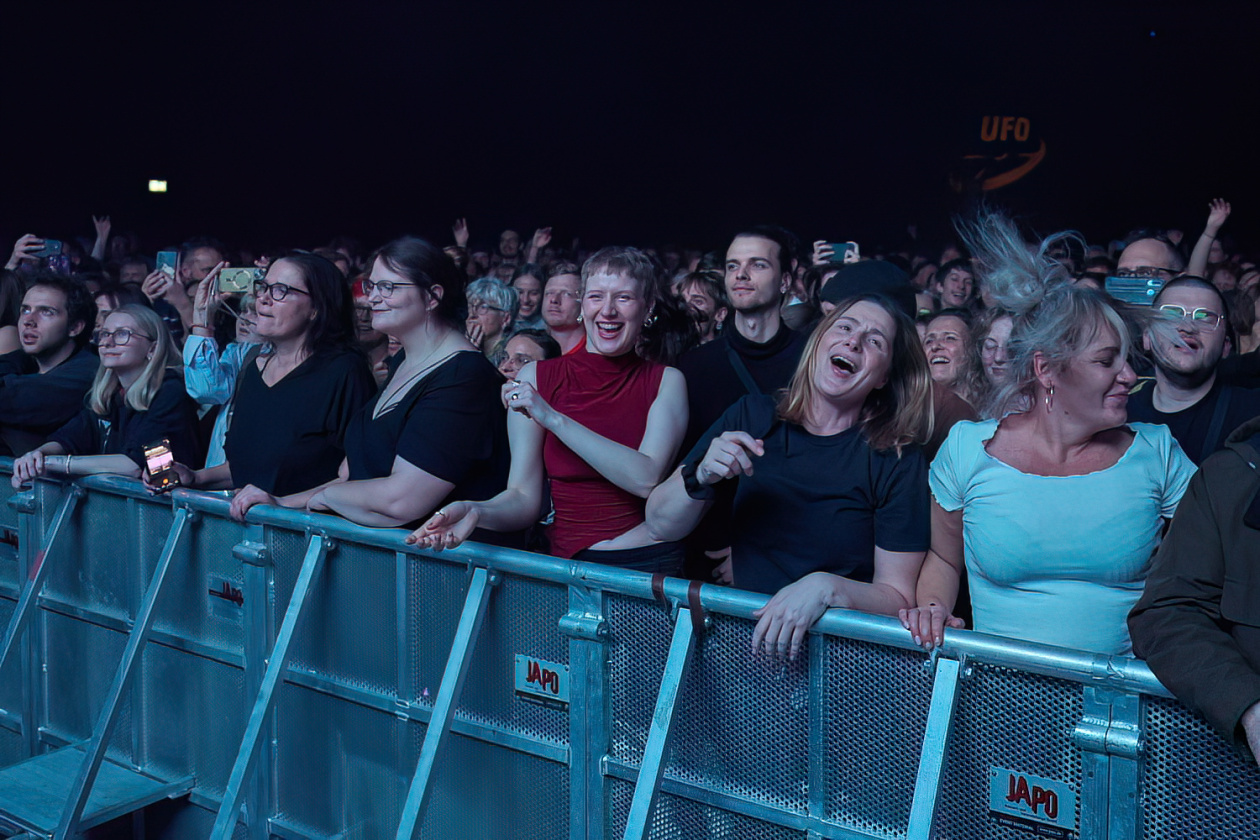 Bilderbuch – LCDs auf und über der Bühne: Die Österreicher begeistern ihre Fans mit einer spektakulären Show. – Fans.