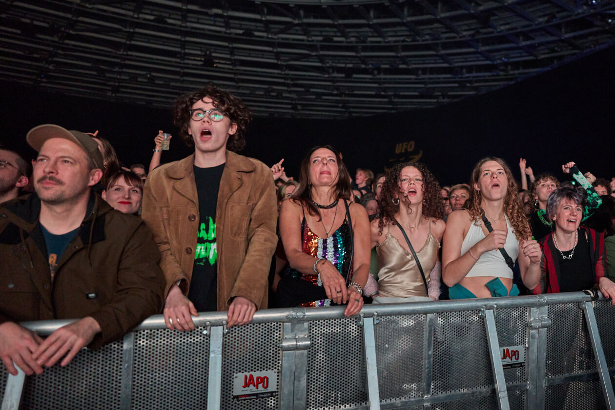 Bilderbuch – LCDs auf und über der Bühne: Die Österreicher begeistern ihre Fans mit einer spektakulären Show. – Fans.