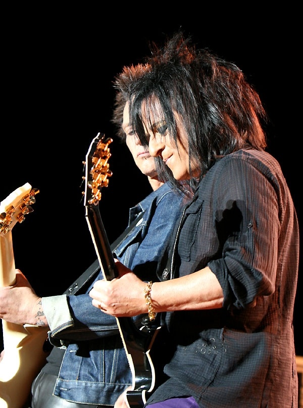 Billy Idol – Steve Stevens.