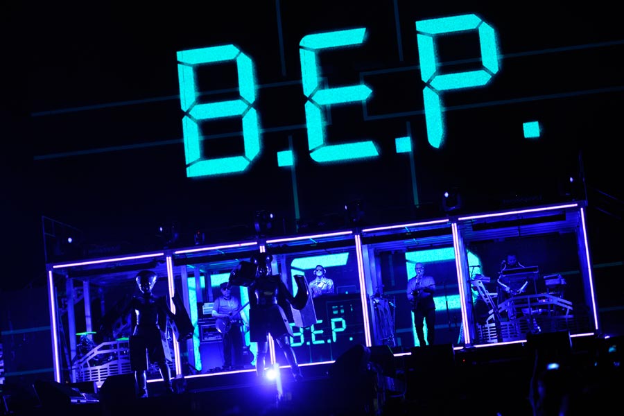 Black Eyed Peas – Die Peas machten Halt in der Arena. – Viel Bombast schon beim Intro.