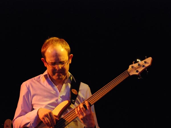 Blue Exercise rocken den Jazz-Club. – Bassist Roland Christen,