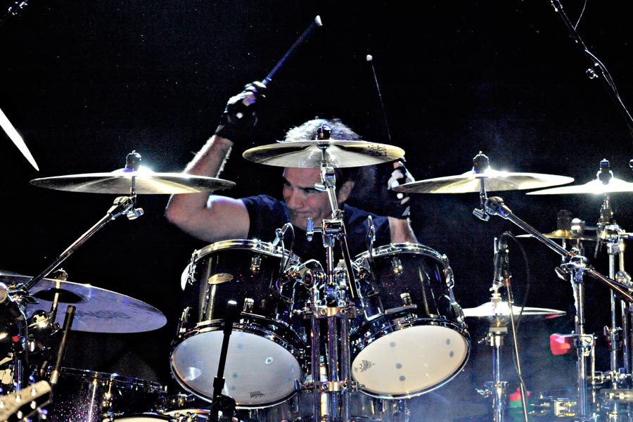 Jon Bon Jovi präsentiert sein Best Of-Album im Limelight Köln – Bon Jovi: Tico Torres am Schlagzeug