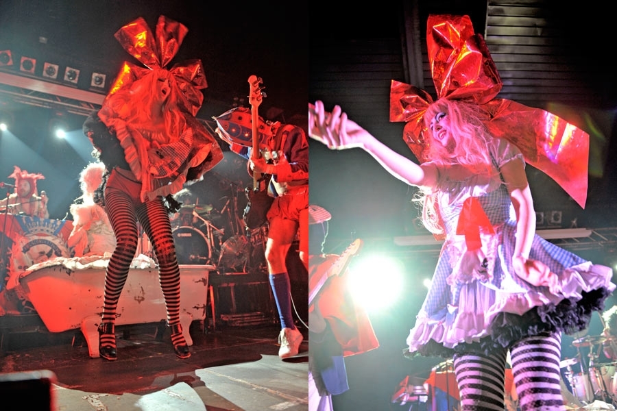 2011: Bühnenzirkus galore in der Live Music Hall. – Bonaparte.