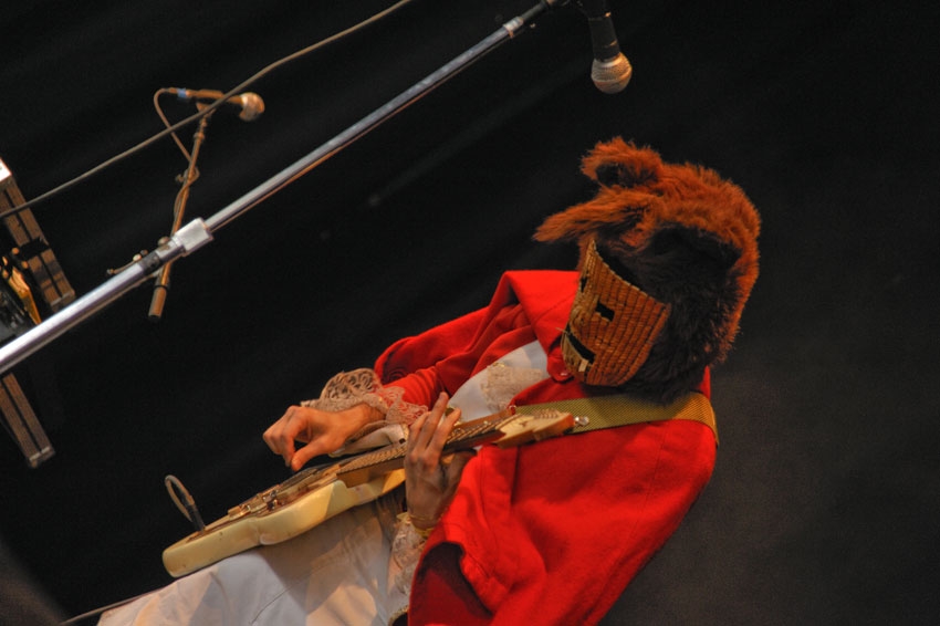 Schweißgebadete Zirkusshow mit nacktem Frauen-Wrestling. – Bonaparte, Open Air St. Gallen 2010.