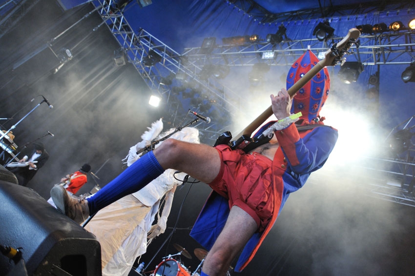 Schweißgebadete Zirkusshow mit nacktem Frauen-Wrestling. – Bonaparte, Open Air St. Gallen 2010.