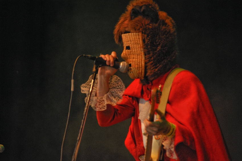 Schweißgebadete Zirkusshow mit nacktem Frauen-Wrestling. – "Anti Anti": Bonaparte, Open Air St. Gallen 2010.