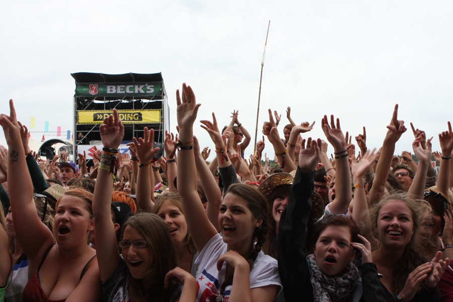 Casper – Auch am Nachmittag geht schon ordentlich Party. – Die Fans sind begeistert.