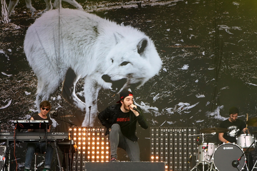 Casper – Auch am Nachmittag geht schon ordentlich Party. – Gerappt wird unterm weißen Wolf vom Album-Cover.