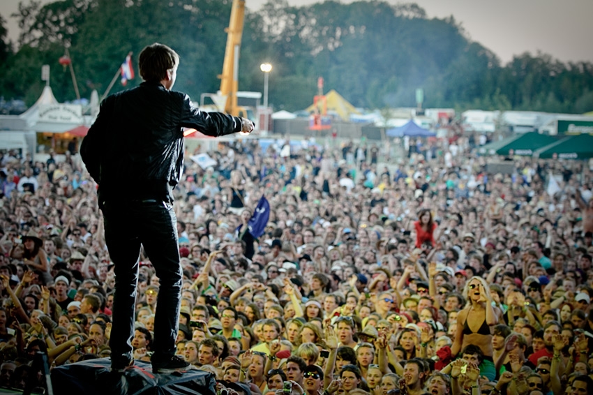 Unser Fotograf war beim Vorzeige-Emcee auf der Bühne. – Clueso und Fans.