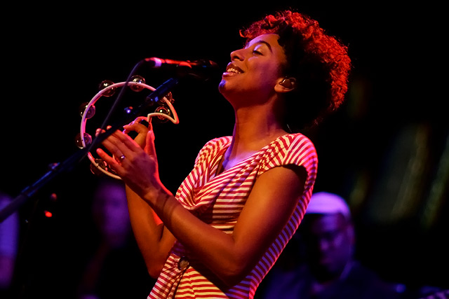 Corinne Bailey Rae – Einfühlsamer Soul-Jazz-Pop, emotional vorgetragen. – 