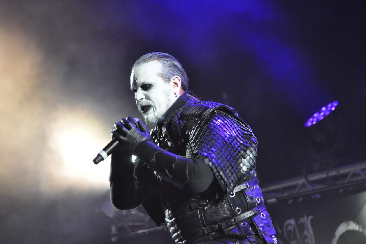 Kamen in "Herr der Ringe"-Rüstungen auf die Bühne und sorgten für Blastbeat-Dauerbeschuss: die Schweden von Dark Funeral. – Dark Funeral.