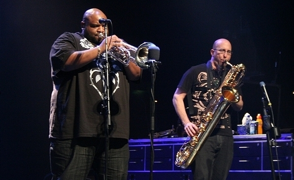 Dave Matthews Band – Rashawn Ross und Jeff Coffin harmonieren traumhaft zusammen.