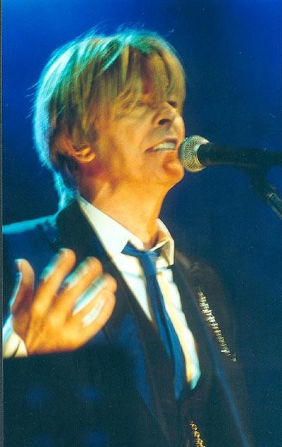 David Bowie – Ein schicker Bowie und eine Top-Bassistin. – Old Ziggy.