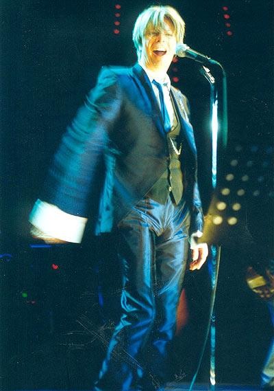 David Bowie – Ein schicker Bowie und eine Top-Bassistin. – Young American.