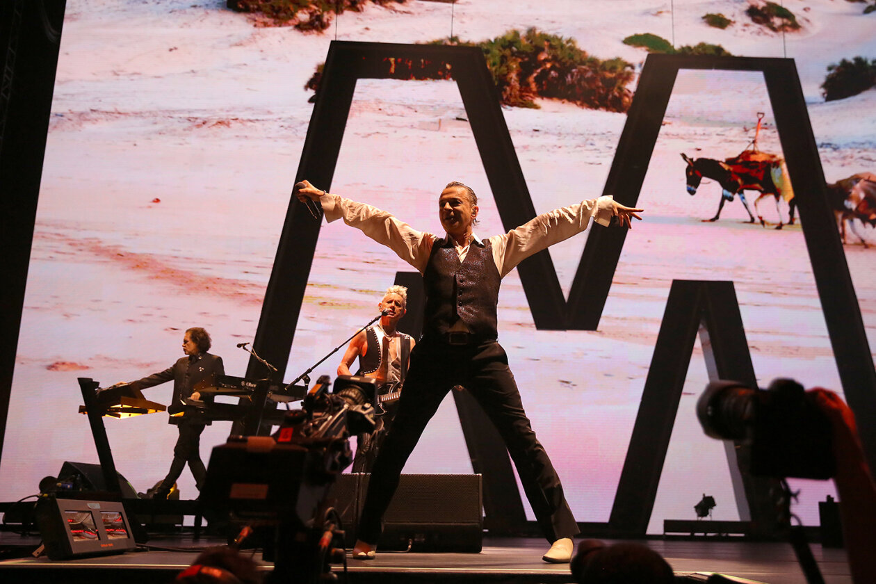 Auf  "Memento Mori"-Welttour: Dave Gahan, Martin Gore und Band liefern - und Tausende rasten aus. – Depeche Mode.