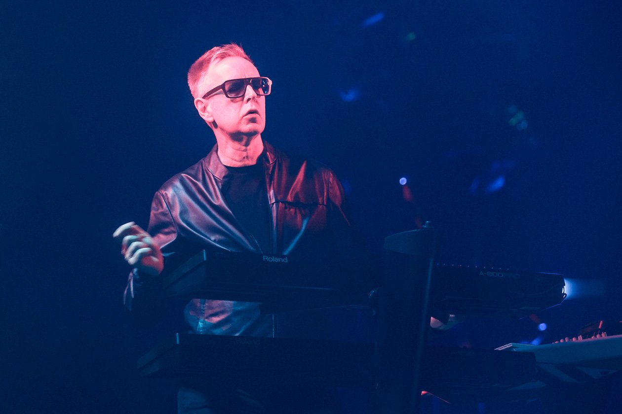 Nach der Stadion-Show im Rheinenergie-Stadion 2017 nun in der Halle: 18.000 Fans bejubelten Depeche Mode. – Keyboard-Statist Andy Fletcher