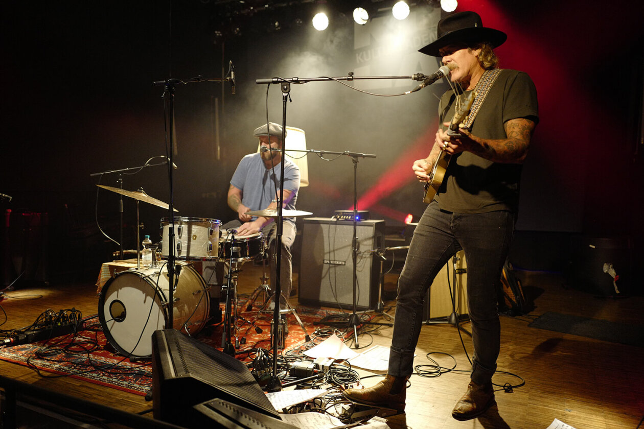 Donavon Frankenreiter – Voller Saal beim rockigen Auftritt des ehemaligen Profi-Surfers. – Sein Drummer griff gelegentlich auch zu Gitarre und Mundharmonika.