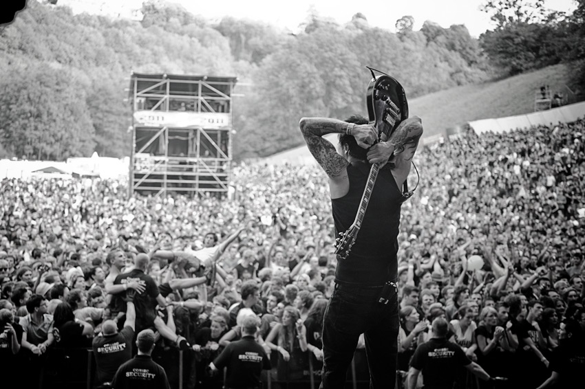 Unser Fotograf Michael Grein war bei den Donots auf der Bühne ... – Donots, Taubertal 2011