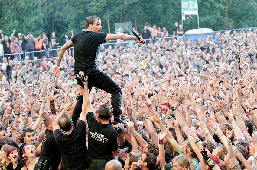 Unser Fotograf Michael Grein war bei den Donots auf der Bühne ... – Donots, Taubertal 2011