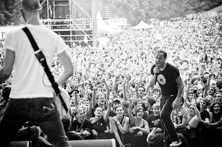 Unser Fotograf Michael Grein war bei den Donots auf der Bühne ... – Donots, Taubertal 2011