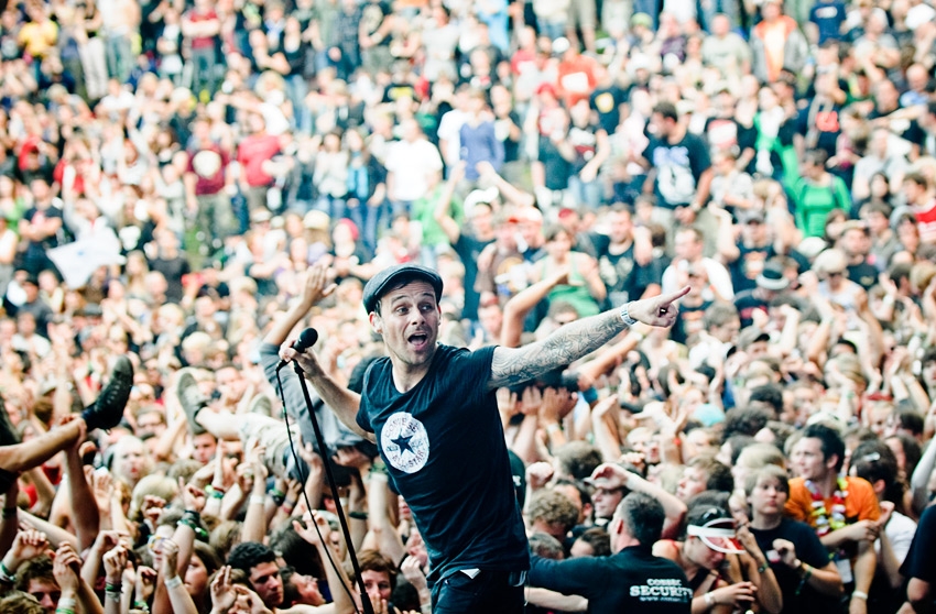 Unser Fotograf Michael Grein war bei den Donots auf der Bühne ... – Donots, Taubertal 2011