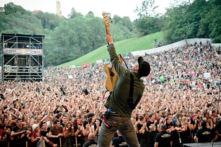 Unser Fotograf Michael Grein war bei den Donots auf der Bühne ... – Donots, Taubertal 2011