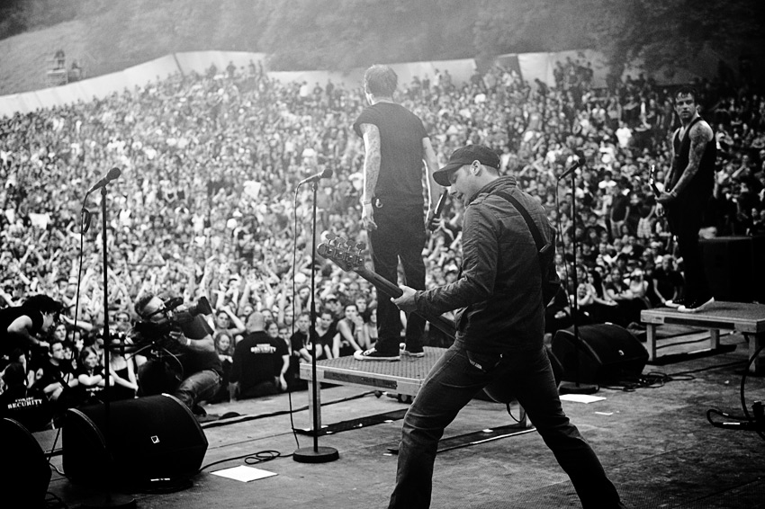 Unser Fotograf Michael Grein war bei den Donots auf der Bühne ... – Donots, Taubertal 2011