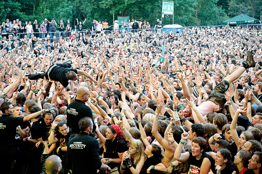 Unser Fotograf Michael Grein war bei den Donots auf der Bühne ... – Donots, Taubertal 2011